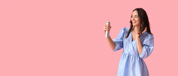 Hermosa Joven Con Spray Para Cabello Sobre Fondo Rosa Con —  Fotos de Stock