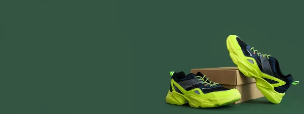 Yeşil Zemin Üzerinde Şık Koşu Ayakkabıları Olan Karton Kutu Metin — Stok fotoğraf