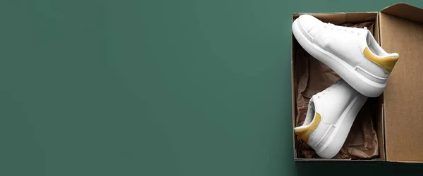 Картонная Коробка Стильной Белой Обувью Зеленом Фоне Местом Текста — стоковое фото