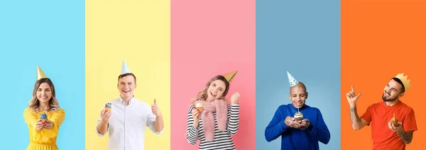Gruppe Von Glücklichen Jungen Menschen Mit Geburtstagskuchen Auf Farbigem Hintergrund — Stockfoto