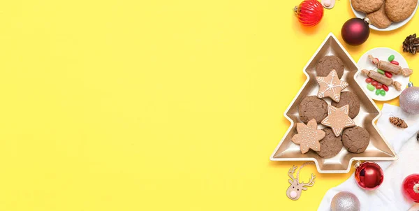 Talíř Tvaru Vánočního Stromečku Sušenkami Cukrovinkami Výzdobou Žlutém Pozadí Prostorem — Stock fotografie