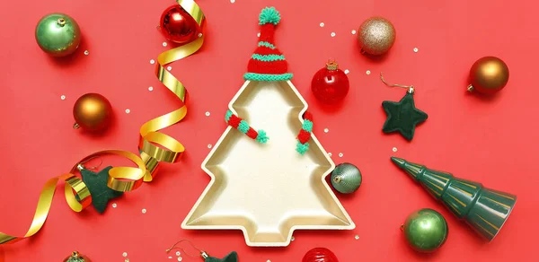 Placa Forma Árbol Navidad Con Decoraciones Sobre Fondo Rojo —  Fotos de Stock
