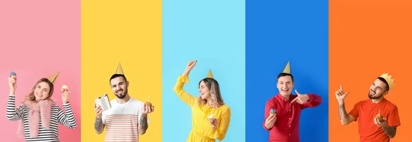 Grupa Szczęśliwych Młodych Ludzi Urodzinowymi Babeczkami Tle Koloru — Zdjęcie stockowe