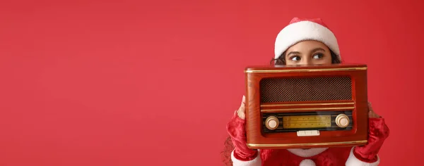 Junge Afroamerikanerin Weihnachtsmannkostüm Und Mit Retro Radioempfänger Auf Rotem Hintergrund — Stockfoto