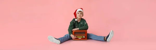 Niño Con Receptor Radio Escuchando Música Navideña Sobre Fondo Rosa —  Fotos de Stock