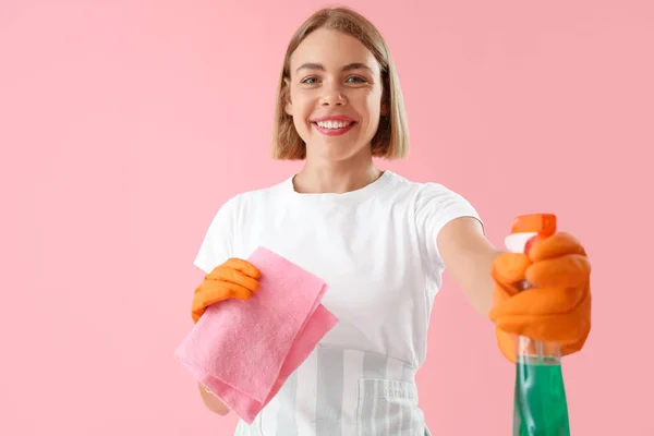 Ładna Kobieta Szmatą Butelką Detergentu Różowym Tle — Zdjęcie stockowe