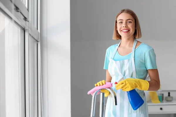 Jovem Dona Casa Torneira Limpeza Com Pano Detergente Banheiro — Fotografia de Stock