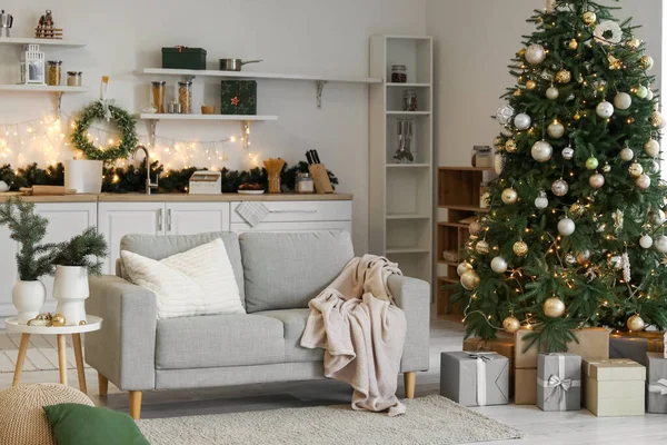 有沙发 圣诞树和灯火通明的厨房室内 — 图库照片