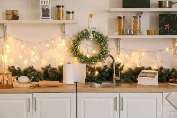 Interior Cocina Con Corona Navidad Mostradores Estantes — Foto de Stock