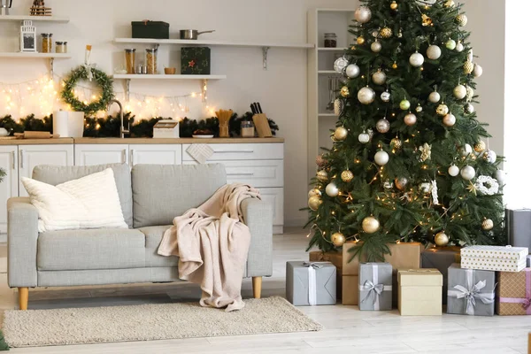 Interior Cozinha Com Sofá Árvore Natal Luzes Brilhantes — Fotografia de Stock