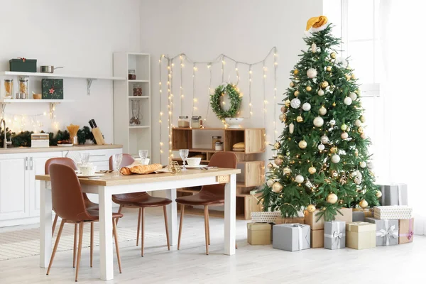 Interior Cozinha Com Árvore Natal Mesa Jantar — Fotografia de Stock
