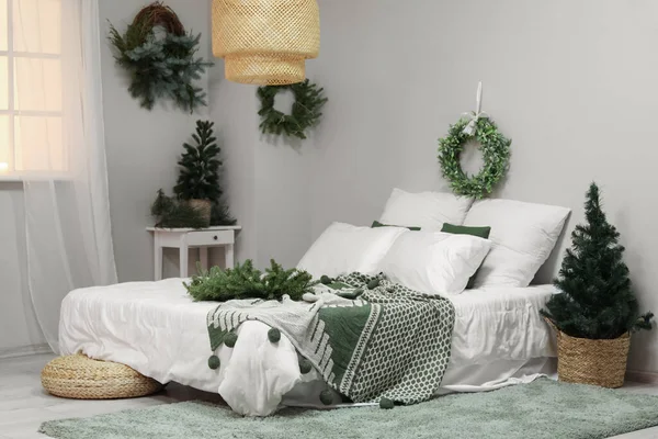 クリスマスミステリーリースとモミの木と寝室のインテリア — ストック写真