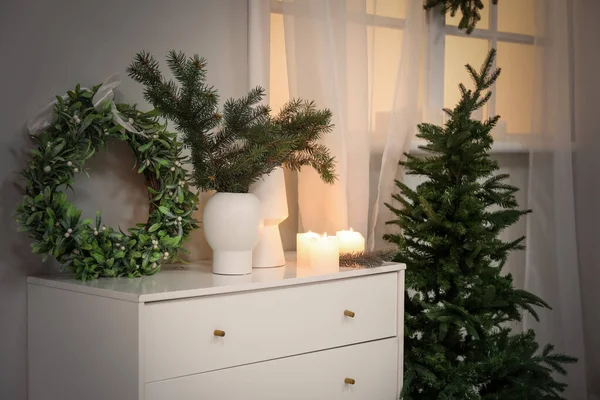 전나무 가지가 침실에 서랍의 가슴에 크리스마스 겨우살이와 — 스톡 사진
