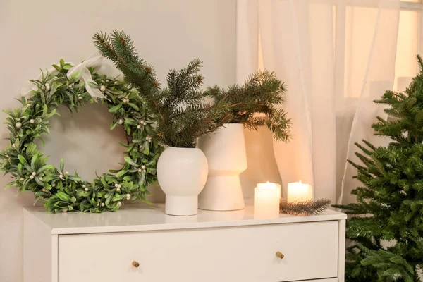 Fenyőágú Vázák Karácsonyi Fagyöngy Koszorúk Gyertyák Fiókos Szekrényen Hálószobában — Stock Fotó