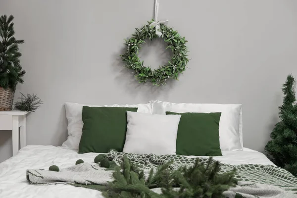 美しいベッドルームでグレーの壁にクリスマスミステリーリース — ストック写真