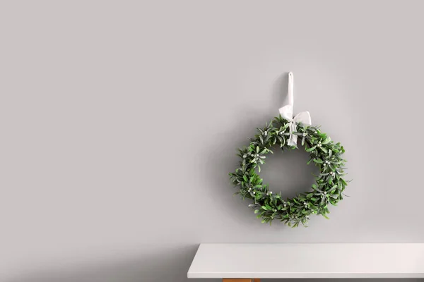 Christmas Mistletoe Wreath Hanging Grey Wall Room — Stock Photo, Image