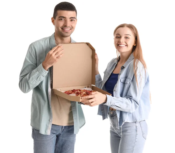 快乐的年轻夫妇 背景是白的新鲜披萨 — 图库照片