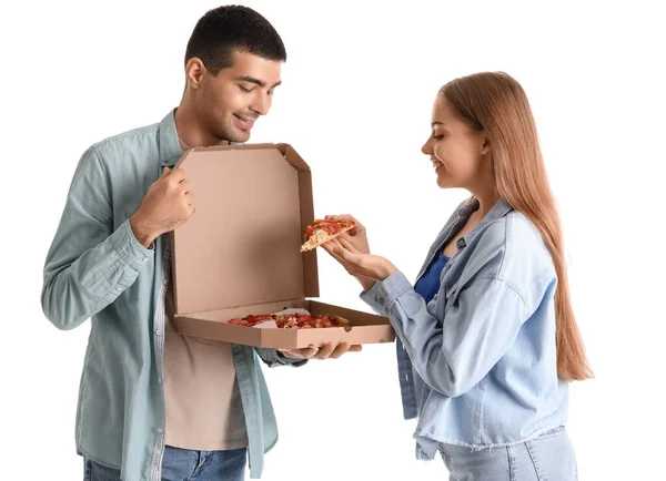 Szczęśliwa Młoda Para Świeżą Pizzę Białym Tle — Zdjęcie stockowe