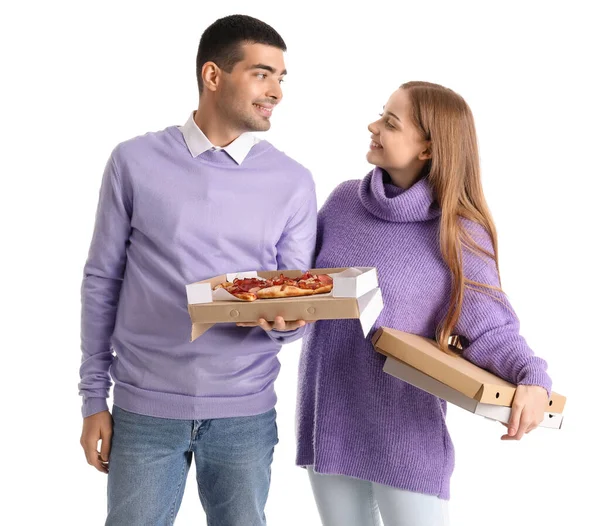 快乐的年轻夫妇 背景是白的新鲜披萨 — 图库照片