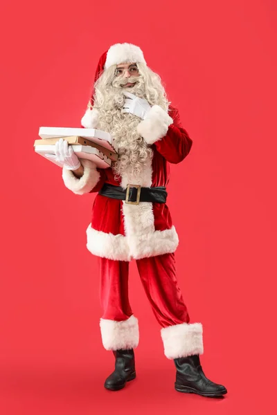 Nachdenkliche Weihnachtsmänner Halten Schachteln Mit Leckerer Pizza Auf Rotem Hintergrund — Stockfoto