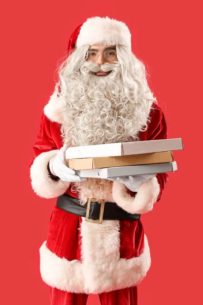 Kerstman Houden Dozen Met Lekkere Pizza Rode Achtergrond — Stockfoto