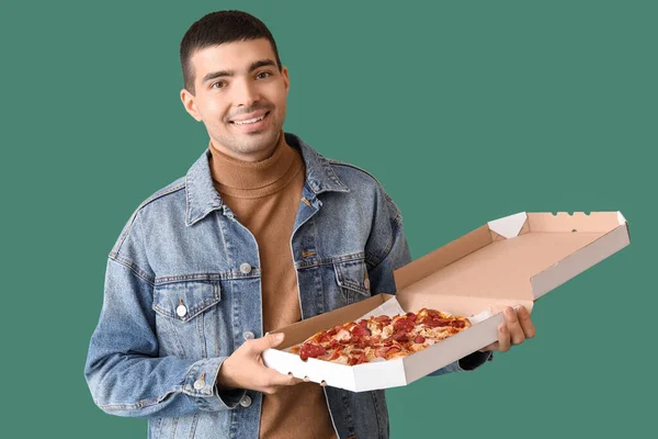 Όμορφος Νεαρός Άνδρας Κρατώντας Κουτί Φρέσκια Πίτσα Πράσινο Φόντο — Φωτογραφία Αρχείου
