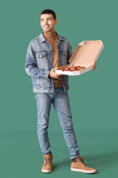 Красивый Молодой Человек Держит Коробку Свежей Пиццей Зеленом Фоне — стоковое фото