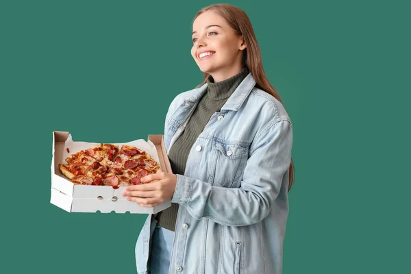 Piękna Młoda Kobieta Trzyma Pudełko Świeżą Pizzą Zielonym Tle — Zdjęcie stockowe