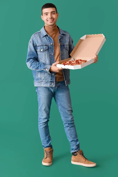 Fešák Mladý Muž Držení Box Čerstvou Pizzu Zeleném Pozadí — Stock fotografie