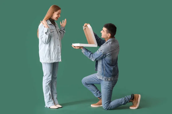 Yeşil Arka Planda Taze Pizzası Olan Mutlu Genç Bir Çift — Stok fotoğraf