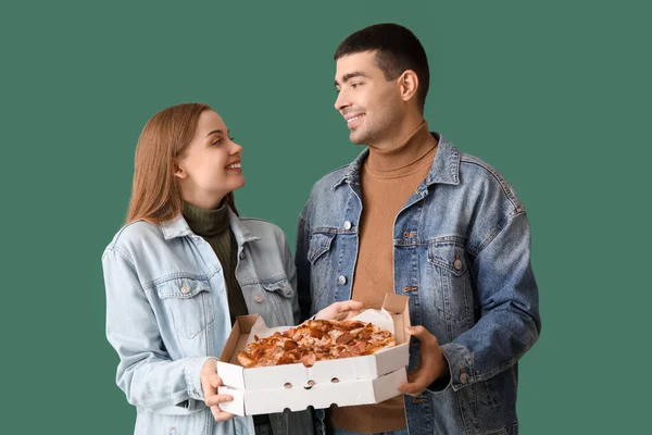 Szczęśliwa Młoda Para Świeżą Pizzą Zielonym Tle — Zdjęcie stockowe