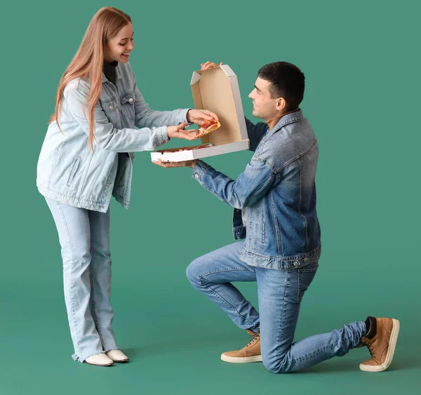 Ευτυχισμένο Νεαρό Ζευγάρι Φρέσκια Πίτσα Πράσινο Φόντο Πρόταση Γάμου Δημιουργικού — Φωτογραφία Αρχείου