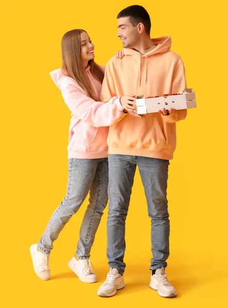 Happy Young Couple Fresh Pizza Yellow Background — Stock Photo, Image