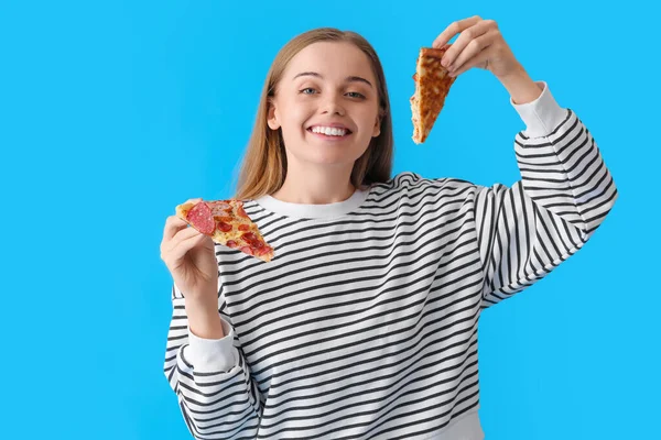 Mooie Jonge Vrouw Eten Verse Pizza Blauwe Achtergrond — Stockfoto