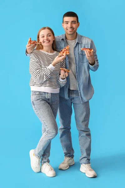 Glada Unga Par Äter Färsk Pizza Blå Bakgrund — Stockfoto