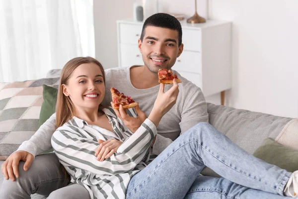 Счастливая Молодая Пара Ест Вкусную Пиццу Дома — стоковое фото