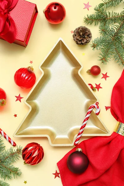 Talíř Tvaru Vánočního Stromku Dekorem Jedlovými Větvemi Béžovém Pozadí — Stock fotografie