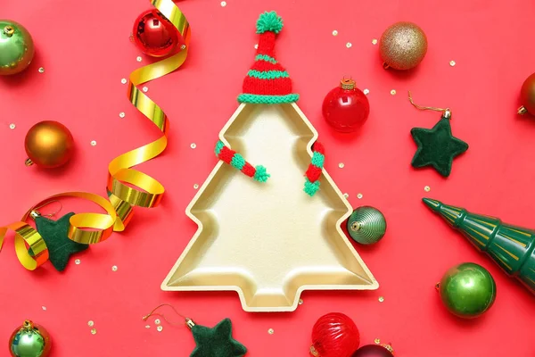Placa Forma Árvore Natal Com Chapéu Cachecol Decoração Fundo Vermelho — Fotografia de Stock