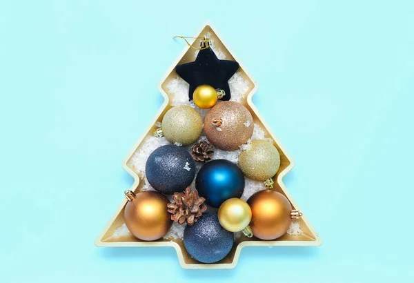 Πιάτο Σχήμα Χριστουγεννιάτικου Δέντρου Μπάλες Μπλε Φόντο — Φωτογραφία Αρχείου