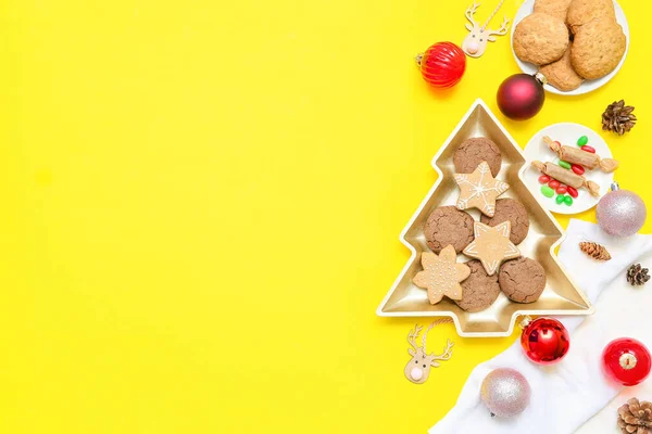 Plate Shape Christmas Tree Treats Decor Yellow Background — Stock Photo, Image