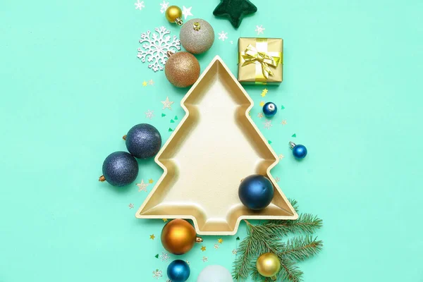 Assiette Forme Arbre Noël Avec Boules Décor Cadeau Sur Fond — Photo