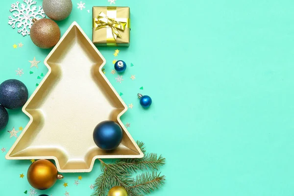 Plate Shape Christmas Tree Balls Decor Gift Green Background — Stock Photo, Image