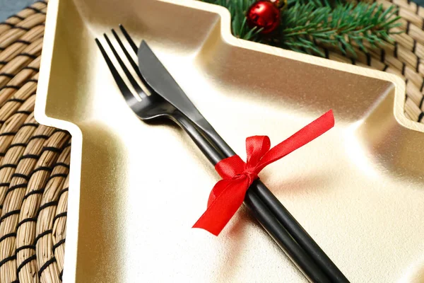 Plate Shape Christmas Tree Cutlery Wicker Mat Closeup — Stock Photo, Image