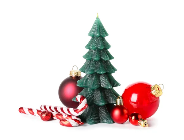 Kerstboom Kaars Met Ballen Snoep Stokken Witte Achtergrond — Stockfoto