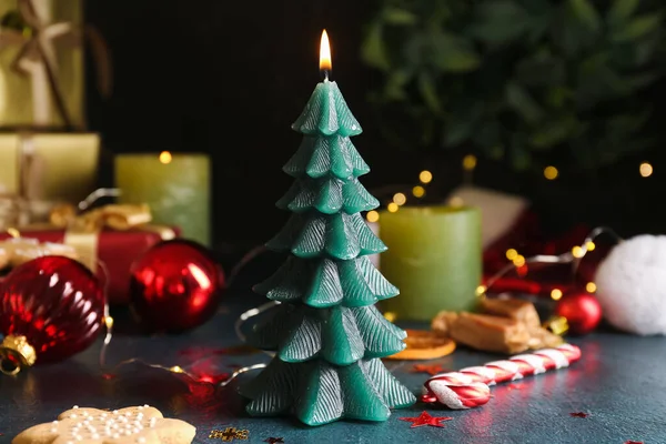 Queimando Vela Árvore Natal Com Decoração Guloseimas Fundo Escuro — Fotografia de Stock