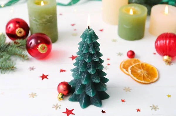 Καίγοντας Κερί Χριστουγεννιάτικο Δέντρο Μπάλα Λευκό Ξύλινο Τραπέζι Closeup — Φωτογραφία Αρχείου