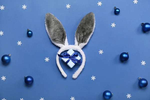 Nyuszifül Karácsonyi Labdák Hópelyhek Ajándék Kék Háttér — Stock Fotó