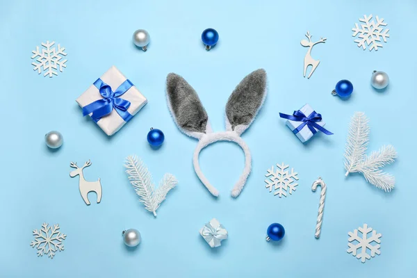 Кроличьи Уши Рождественским Декором Елки Подарки Синем Фоне — стоковое фото