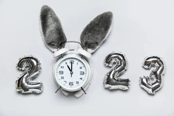 图2023由带有闹钟和灰色背景兔子耳朵的气球制成 — 图库照片