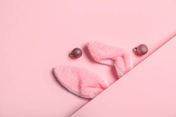 Кроличьи Уши Рождественскими Шарами Розовом Фоне — стоковое фото